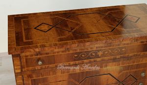 Riproduzione di mobile cassettiera in stile neoclassico costruito artigianalmente in legno massello e intarsiato in noce e ulivo